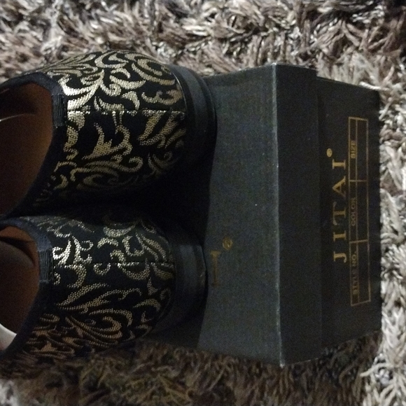 Jitia men's black and gold  slip on dress shoes. Size 12' - Picture 6 of 8